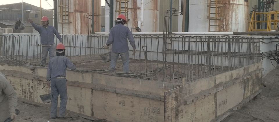 Cuadrilla de ASIRI armando encofrado para hormigón en obra