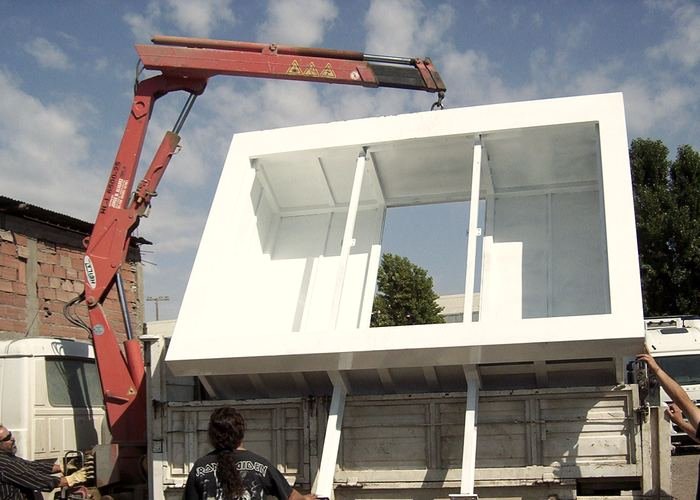 Montaje con grúa de una estructura metálica fabricada en el taller de ASIRI